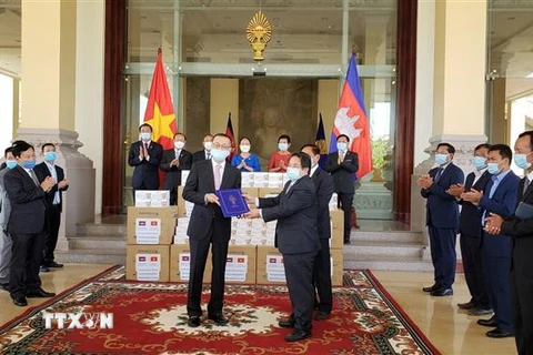 Ngài Leng Peng Long, Tổng Thư ký Quốc hội Vương quốc Campuchia trao thư cảm ơn của Chủ tịch Quốc hội Campuchia gửi Chủ tịch Quốc hội Việt Nam. (Ảnh: Vũ Hùng/TTXVN) 