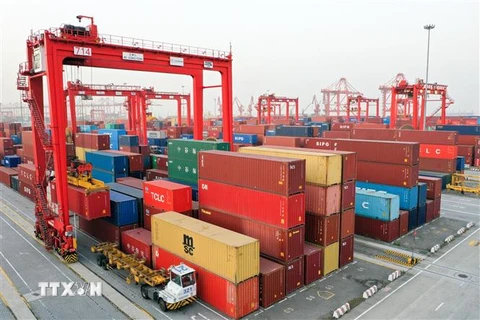 Container hàng hóa được xếp tại cảng ở Giang Tô, Trung Quốc, ngày 30/10/2019. (Nguồn: THX/TTXVN) 