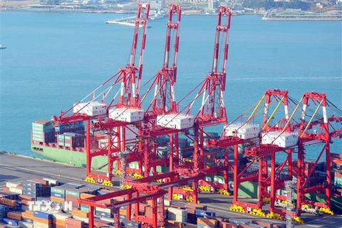Container hàng hóa được bốc dỡ tại thành phố cảng Busan, Đông Nam Hàn Quốc. (Nguồn: AFP/TTXVN) 