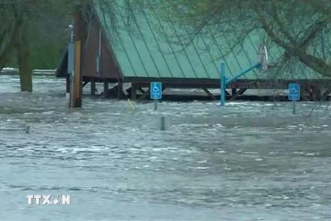 Cảnh ngập lụt sau sự cố vỡ đập do mưa lớn tại hạt Midland, bang Michigan, Mỹ ngày 19/5/2020. (Nguồn: CNN/TTXVN) 