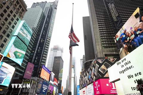 Cờ rủ được treo trên Quảng trường Thời đại ở New York, Mỹ, tưởng nhớ các nạn nhân tử vong do dịch COVID-19, ngày 13/4/2020. (Nguồn: AFP/TTXVN) 