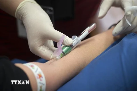 Lấy máu xét nghiệm COVID-19 cho người dân tại Cape Town, Nam Phi ngày 4/5/2020. (Nguồn: AFP/TTXVN) 