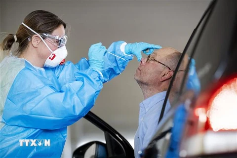 Nhân viên y tế lấy mẫu dịch xét nghiệm COVID-19 cho người dân tại Rotterdam, Hà Lan, ngày 6/4/2020. (Nguồn: AFP/TTXVN) 