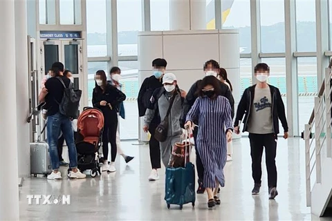 Hành khách đeo khẩu trang phòng lây nhiễm COVID-19 tại sân bay quốc tế Incheon, Hàn Quốc ngày 17/4/2020. (Nguồn: Yonhap/TTXVN) 