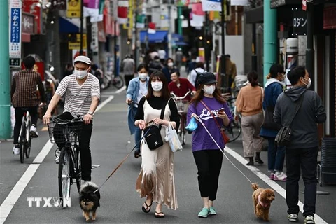 Người dân đeo khẩu trang nhằm ngăn chặn sự lây lan của dịch COVID-19 tại Tokyo, Nhật Bản ngày 4/5/2020. (Nguồn: AFP/TTXVN) 