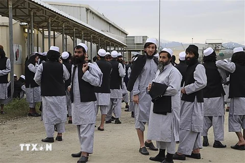 Các tù nhân Taliban trước khi được phóng thích tại nhà tù Bagram, Afghanistan, ngày 11/4/2020. (Nguồn: AFP/TTXVN) 