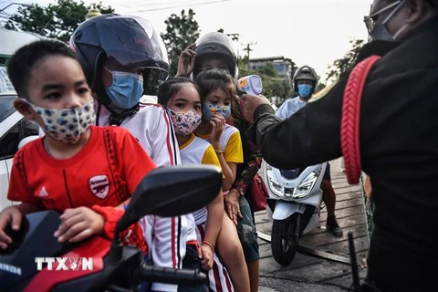 Người dân đeo khẩu trang phòng lây nhiễm COVID-19 tại Bangkok, Thái Lan ngày 22/5/2020. (Nguồn: AFP/TTXVN) 