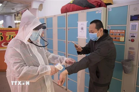 Kiểm tra thân nhiệt và mã sức khỏe nhằm ngăn chặn sự lây lan của COVID-19 tại Hắc Long Giang, Trung Quốc, ngày 17/4/2020. (Nguồn: THX/TTXVN) 