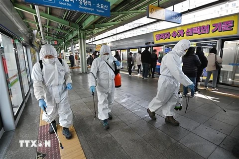Phun thuốc khử trùng nhằm ngăn chặn sự lây lan của dịch COVID-19 tại Seoul, Hàn Quốc ngày 13/3/2020. (Nguồn: AFP/TTXVN) 