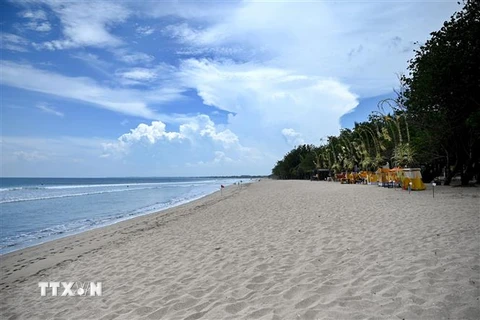 Bãi biển Kuta trên đảo Bali (Indonesia) vắng bóng khách du lịch do dịch COVID-19 ngày 22/3/2020. (Nguồn: AFP/TTXVN) 