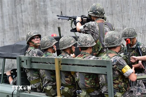 Binh sỹ Hàn Quốc tham gia một buổi huấn luyện. (Nguồn: AFP/TTXVN) 