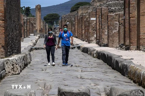 Khách tham quan khu di tích Pompei của Italy ngày 26/5/2020, ngày đầu tiên mở cửa trở lại sau một thời gian ngừng đón khách do dịch COVID-19. (Nguồn: AFP/TTXVN) 