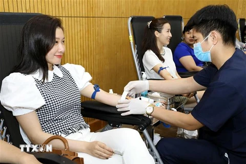 Cán bộ, công chức, đoàn viên, thanh niên tham gia hiến máu tình nguyện cho các bệnh nhi đang điều trị tại Bệnh viện Nhi Trung ương. (Ảnh: Văn Điệp/TTXVN) 