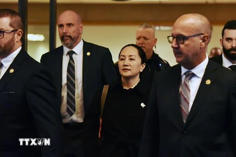 Giám đốc Tài chính (CFO) của Tập đoàn công nghệ Huawei (Trung Quốc) Mạnh Vãn Châu rời khỏi Tòa án Tối cao British Columbia ở Vancouver (Canada) sau phiên xét xử, ngày 23/1/2020. (Nguồn: AFP/TTXVN) 