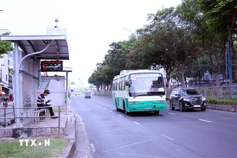 Nhà chờ xe buýt trên trục đường chính Trường Chinh, Thành phố Hồ Chí Minh. (Ảnh: Tiến Lực/TTXVN) 