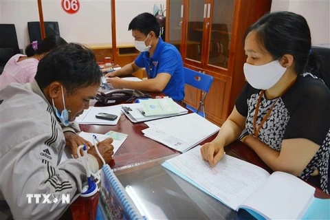 Người lao động đến Trung tâm Dịch vụ việc làm tỉnh Đắk Lắk làm hồ sơ đề nghị hưởng bảo hiểm thất nghiệp. (Ảnh: Hoài Thu/TTXVN) 