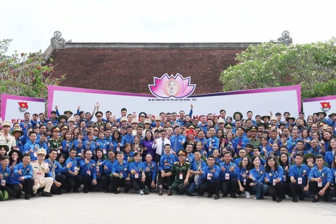 Đại biểu Đại hội Thanh niên tiên tiến làm theo lời Bác lần thứ VI năm 2020 chụp ảnh lưu niệm tại Khu di tích Kim Liên. (Ảnh: Nguyễn Oanh/TTXVN) 
