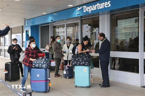 Công dân Việt Nam xuất trình giấy tờ để vào làm thủ tục xuất cảnh tại sân bay quốc tế Sydney, ngày 1/6/2020. (Ảnh: Nguyễn Minh/TTXVN) 