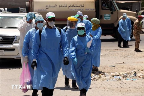 Nhân viên y tế kiểm tra công tác phòng dịch COVID-19 tại Baghdad, Iraq, ngày 21/5/2020. (Nguồn: THX/TTXVN) 