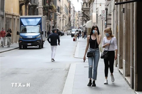 Người dân đeo khẩu trang phòng lây nhiễm COVID-19 tại Rome, Italy ngày 18/5/2020. (Nguồn: THX/TTXVN) 