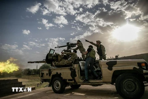 Lực lượng Chính phủ đoàn kết dân tộc Libya (GNA) xung đột với các tay súng LNA trung thành với Tướng Khalifa Haftar tại mặt trận Al-Ramla ở Tripoli ngày 27/3/2020. (Nguồn: THX/TTXVN) 