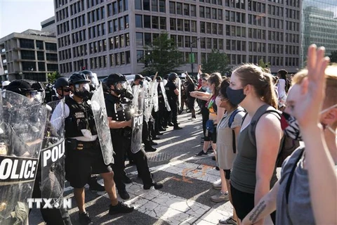 Cảnh sát được triển khai nhằm ngăn người biểu tình phản đối nạn phân biệt chủng tộc, tại Washington D.C., Mỹ ngày 31/5/2020. (Nguồn: THX/TTXVN) 