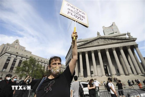 Người biểu tình tuần hành trên quảng trường Foley, Hạ Manhattan, New York (Mỹ) ngày 29/5/2020, bày tỏ phẫn nộ trước cái chết của người da màu George Floyd. (Nguồn: THX/TTXVN) 