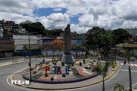 Cảnh vắng vẻ tại Petare, Venezuela ngày 19/3/2020, khi Chính phủ ban bố lệnh cách ly trên toàn quốc nhằm ngăn dịch COVID-19 lây lan. (Nguồn: AFP/TTXVN) 