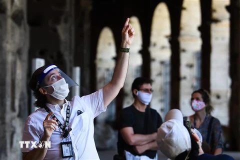 Khách du lịch thăm quan Đấu trường La Mã ở Rome, Italy trong bối cảnh lệnh phong tỏa do dịch COVID-19 được nới lỏng, ngày 1/6/2020. (Nguồn: AFP/TTXVN) 