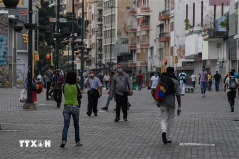 Người dân đeo khẩu trang phòng lây nhiễm COVID-19 tại Caracas, Venezuela. (Nguồn: AFP/TTXVN) 