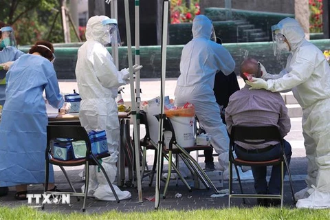 Nhân viên y tế lấy mẫu xét nghiệm COVID-19 cho người dân tại Seoul, Hàn Quốc ngày 29/5/2020. (Nguồn: AFP/TTXVN) 