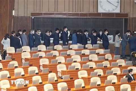 Các nghị sỹ UFP xếp hàng chờ bỏ phiếu bầu Chủ tịch và các Phó chủ tịch Quốc hội tại phiên họp toàn thể Quốc hội Hàn Quốc ở Seoul ngày 5/6/2020. (Nguồn: Yonhap/TTXVN) 