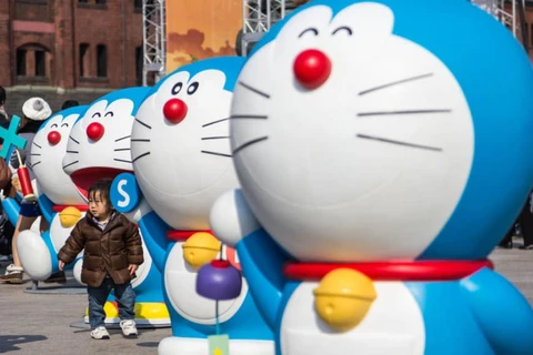Một bé gái trước các hình nộm của nhân vật Doraemon tại Yokohama (Nguồn: Kyodo)