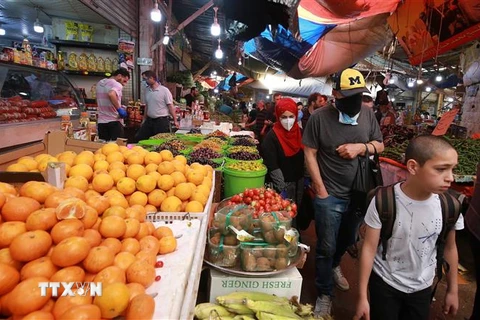 Người dân mua sắm tại một khu chợ ở Amman, Jordan ngày 23/4/2020. (Nguồn: AFP/TTXVN) 