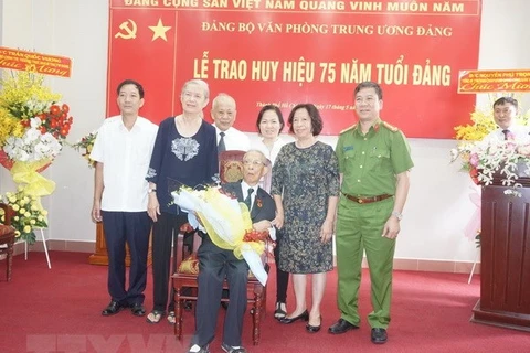 Ông Trần Quốc Hương tại Lễ trao tặng Huy hiệu 75 tuổi Đảng. (Ảnh: Anh Tuấn/TTXVN) 