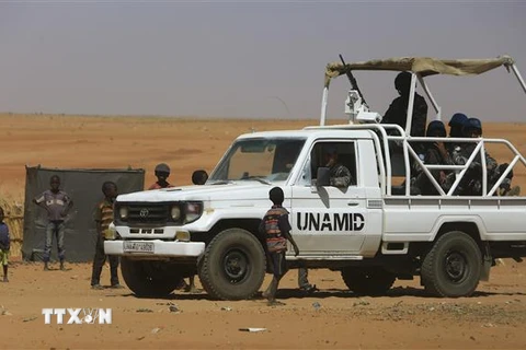 Các binh sỹ thuộc UNAMID tuần tra tại khu vực Bắc Darfur, Sudan. (Nguồn: AFP/TTXVN) 