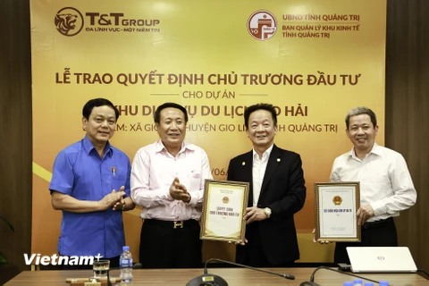 Ông Hà Sỹ Đồng (thứ hai từ trái sang), Phó Chủ tịch Ủy ban Nhân dân tỉnh Quảng Trị trao giấy chứng nhận đầu tư cho Chủ tịch Hội đồng quản trị kiêm Tổng giám đốc Tập đoàn T&T Group Đỗ Quang Hiển (thứ hai từ phải sang). (Nguồn: Vietnam+) 
