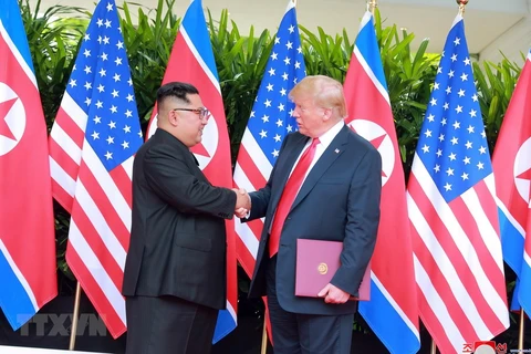 Tổng thống Mỹ Donald Trump (phải) và nhà lãnh đạo Triều Tiên Kim Jong-un. (Nguồn: EPA/TTXVN) 