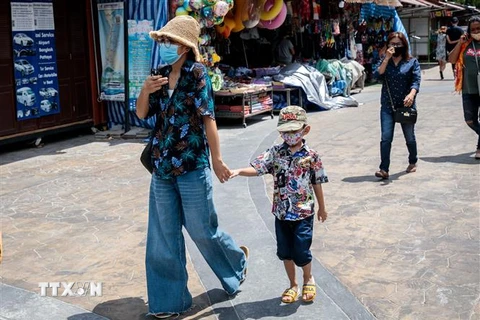 Người dân đeo khẩu trang phòng lây nhiễm COVID-19 trên đường phố tại Thái Lan ngày 19/5/2020. (Nguồn: AFP/TTXVN) 