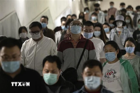 Người dân đeo khẩu trang phòng dịch COVID-19 tại Bắc Kinh, Trung Quốc ngày 12/5/2020. (Nguồn: AFP/TTXVN) 