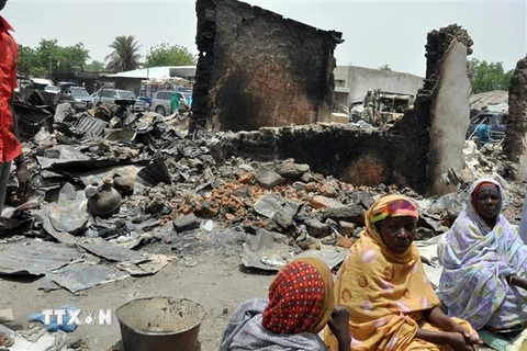 Hiện trường một vụ tấn công tại Ngala, huyện Gamboru Ngala, bang Borno, Đông Bắc Nigeria. (Nguồn: AFP/TTXVN) 