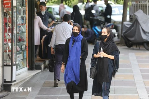 Người dân đeo khẩu trang phòng dịch COVID-19 tại Tehran, Iran ngày 2/6/2020. (Nguồn: AFP/TTXVN) 