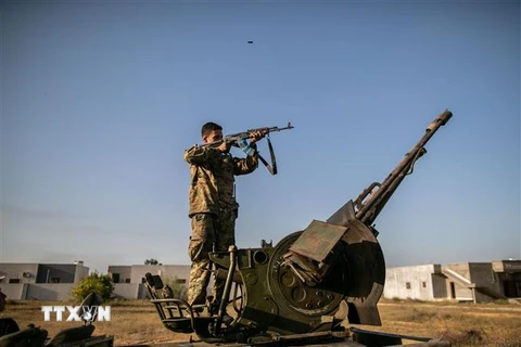 Lực lượng thuộc Chính phủ đoàn kết dân tộc GNA do LHQ bảo trợ trong cuộc xung đột với các tay súng đối lập thuộc Lực lượng Quân đội quốc gia Libya (LNA) tại mặt trận Al-Ramla ở Tripoli ngày 1/4/2020. (Nguồn: THX/TTXVN) 