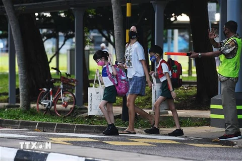 Người dân đeo khẩu trang phòng lây nhiễm COVID-19 tại Singapore ngày 2/6/2020. (Nguồn: THX/TTXVN) 