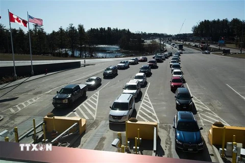 Các phương tiện xếp hàng dài tại Lansdowne, Ontario, sau khi biên giới Canada-Mỹ đóng cửa ngày 22/3/2020. (Nguồn: AFP/TTXVN) 