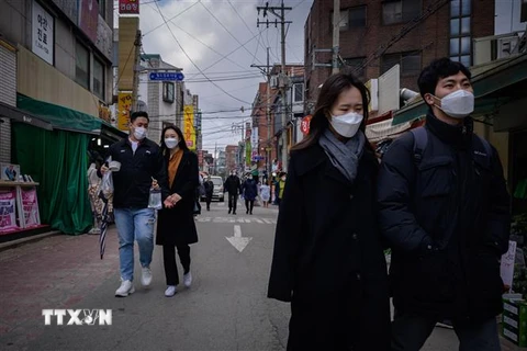 Người dân đeo khẩu trang phòng dịch COVID-19 tại Seoul, Hàn Quốc ngày 22/4/2020. (Nguồn: AFP/TTXVN) 