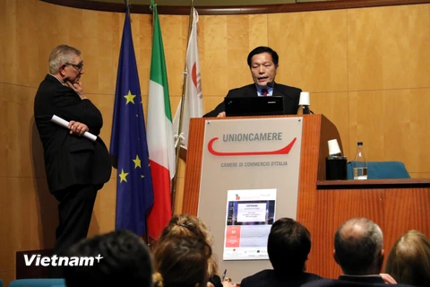 Tham tán Thương mại Nguyễn Đức Thanh phát biểu tại một hội thảo ở Italy về cơ hội đầu tư kinh doanh sang Việt Nam năm 2019. (Ảnh: Ngự Bình/TTXVN)