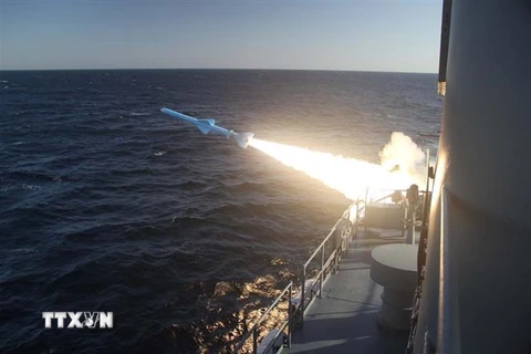 Tên lửa của Hải quân Iran được phóng thử từ tàu chiến trong cuộc tập trận ở Vịnh Oman ngày 23/2/2019. (Nguồn: AFP/TTXVN) 