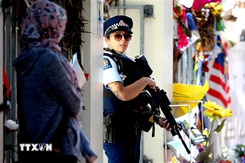 Cảnh sát có vũ trang New Zealand gác bên ngoài một thánh đường ở Christchurch ngày 3/5/2019. (Nguồn: AFP/TTXVN) 