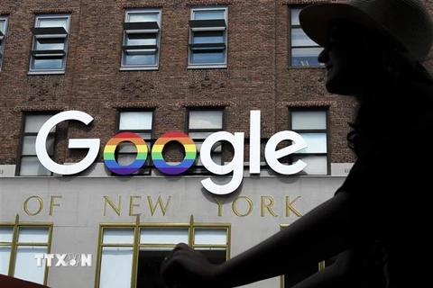 Biểu tượng Google bên ngoài văn phòng ở New York, Mỹ. (Nguồn: AFP/TTXVN) 